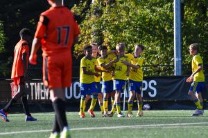 Vol trots toont FC Twente dat zei de terechte winnaar van het Jan Leverinktoernooi bij HVV Tubantia zijn! (Hengelo, 26-10-2024)